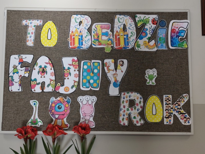 Dekoracja ścienna z napisem 'To będzie fajny rok szkolny'